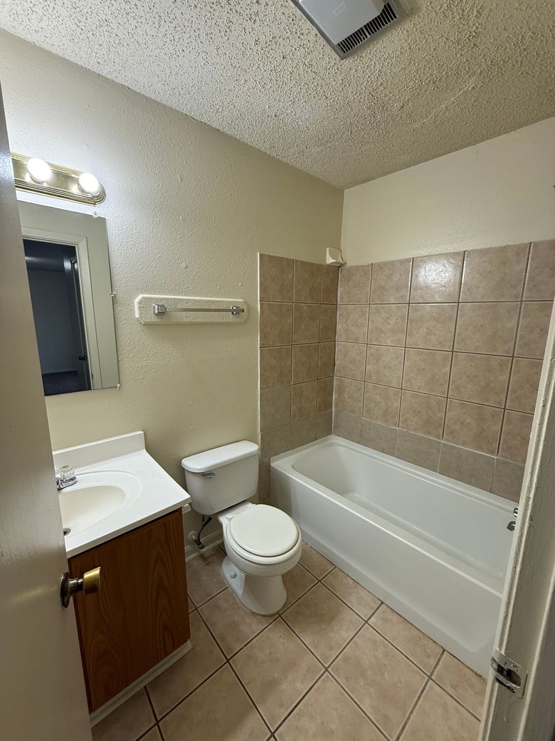 BATON ROUGE Apartment: 8526 LEAKE DR