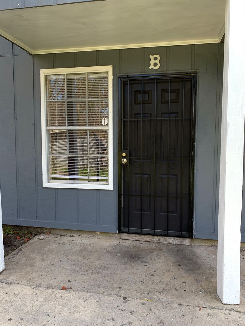 BATON ROUGE Apartment: 8323 GOVERNOR DR