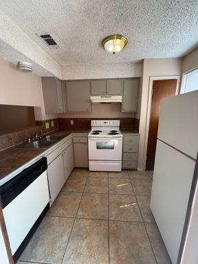 2 bedroom 2 bath town home in a gated community – photo 1