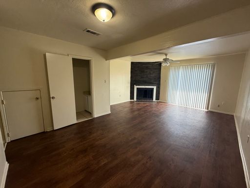 2BD 1.5BA TOWNHOUSE – photo 1