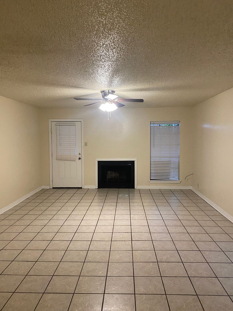 BATON ROUGE Apartment: 8271 BAYOU FOUNTAIN DRIVE