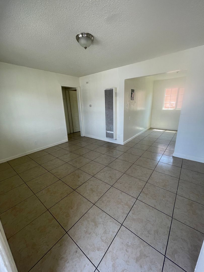 South Gate Apartment: 10348 California Ave