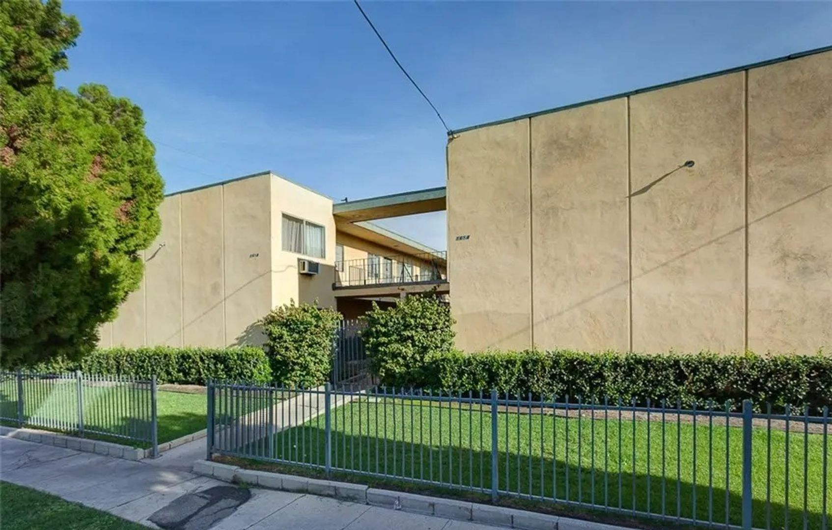 Los Angeles Apartment: 1684 Murchison Street