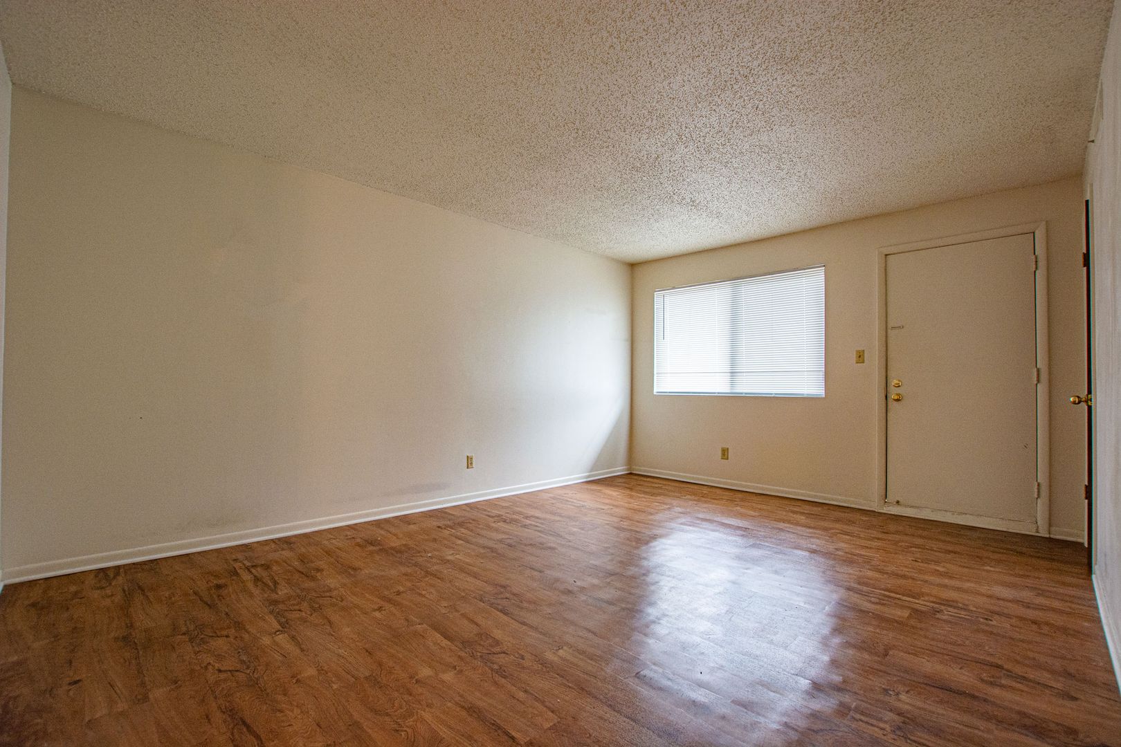 Lincoln Apartment: 2332  N. Cotner Blvd