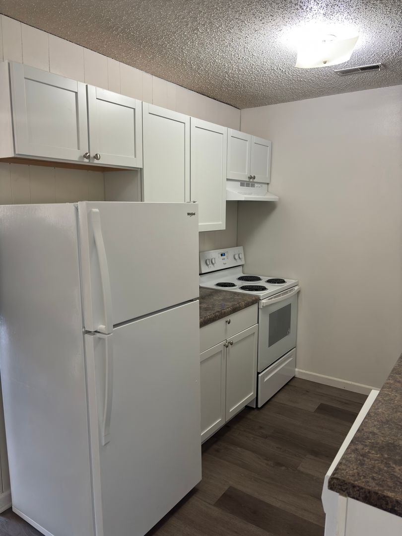 Lincoln Apartment: 2332  N. Cotner Blvd