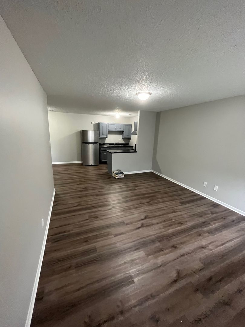 Lincoln Apartment: 2332  N. Cotner Blvd