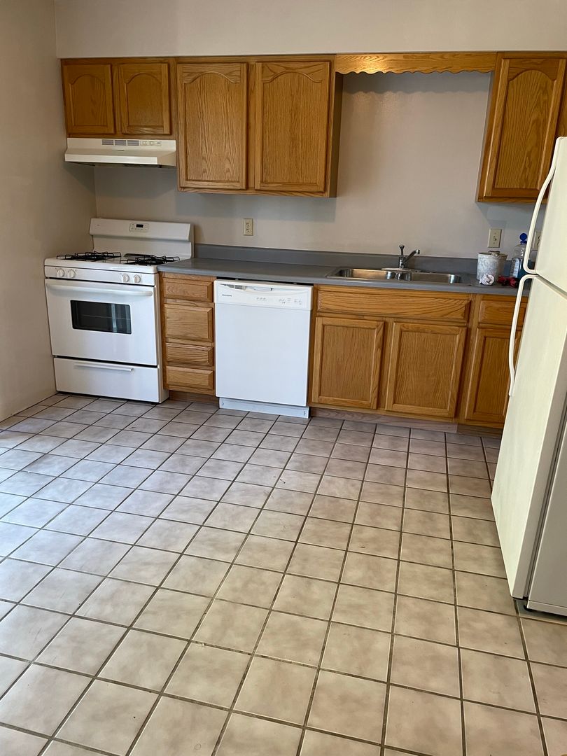 Erie Apartment: 3140 W 40th St