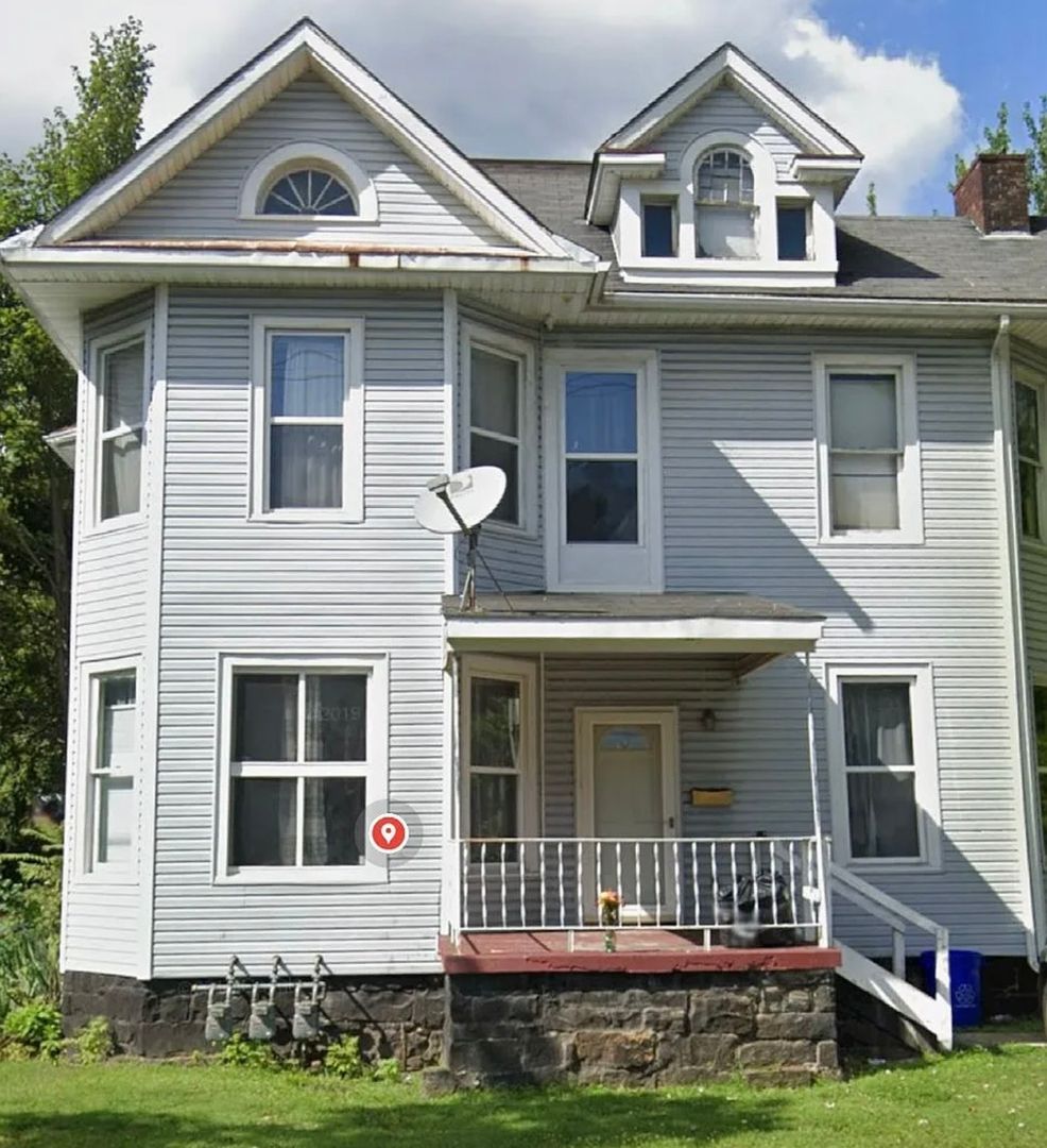 New Castle House: 137 E Wallace Ave Apt 2