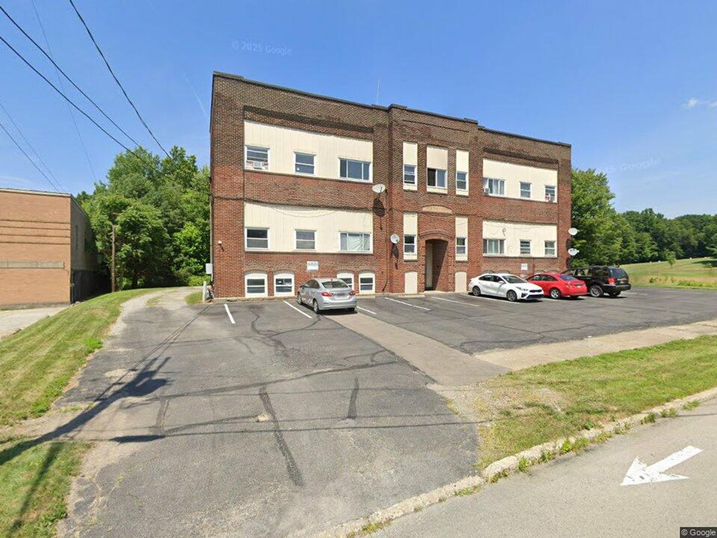 Sharon Apartment: 705 Thorton St main