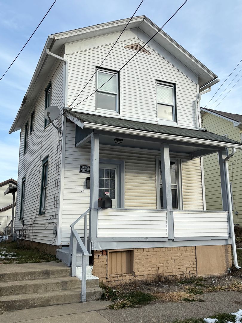 New Castle House: 211 E Home St