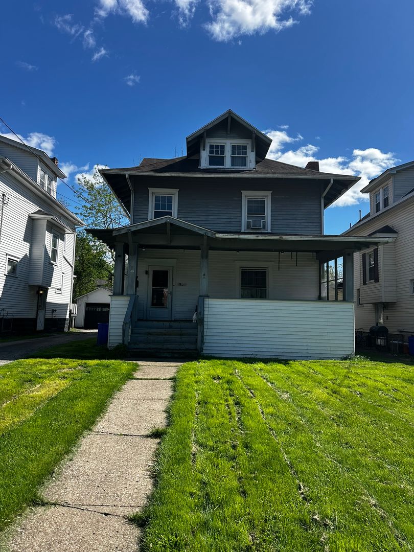 New Castle House: 9 W Moody Avenue