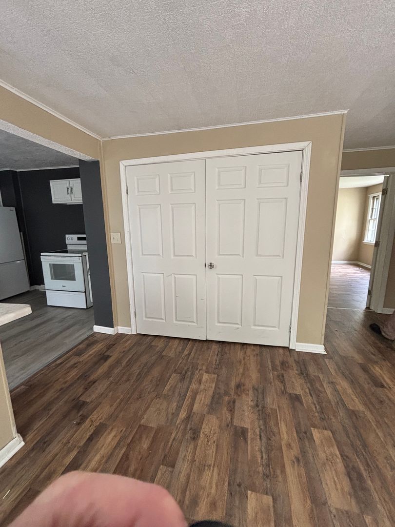 New Castle Apartment: 2889 Mercer Rd. Unit #2