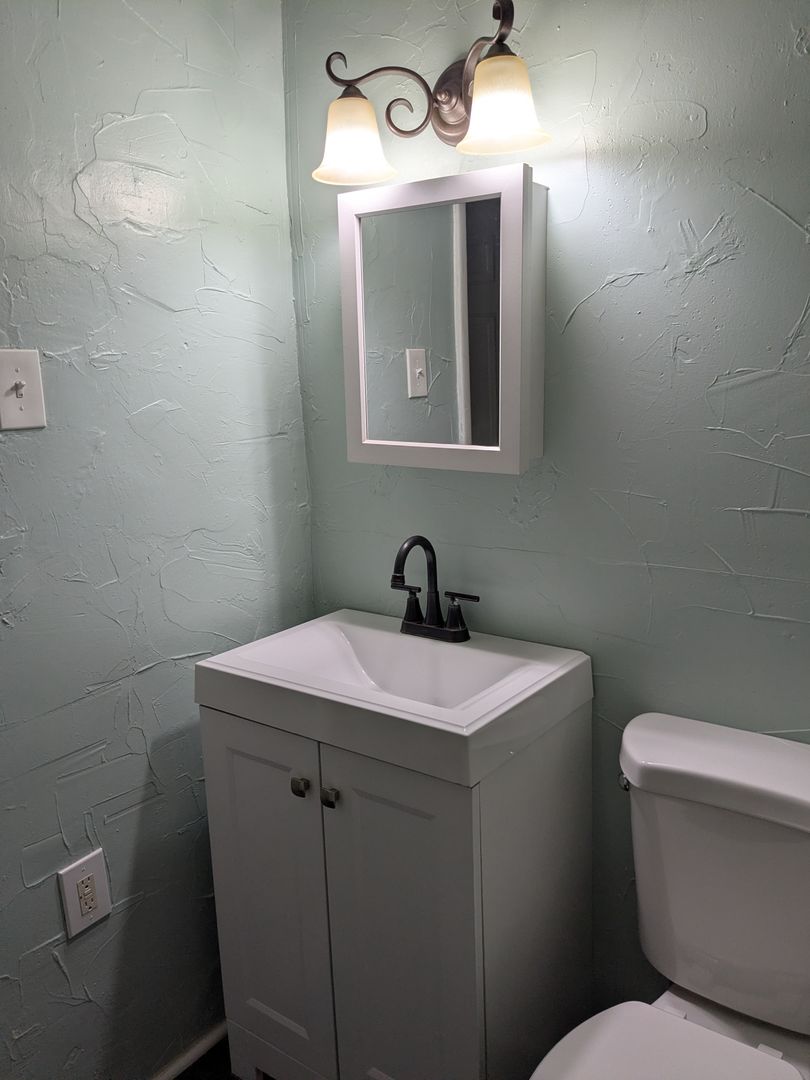 Ambridge Apartment: 946 Beaver Rd #4