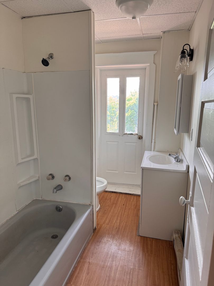 Sharon Apartment: 621/623 S Irvine Ave