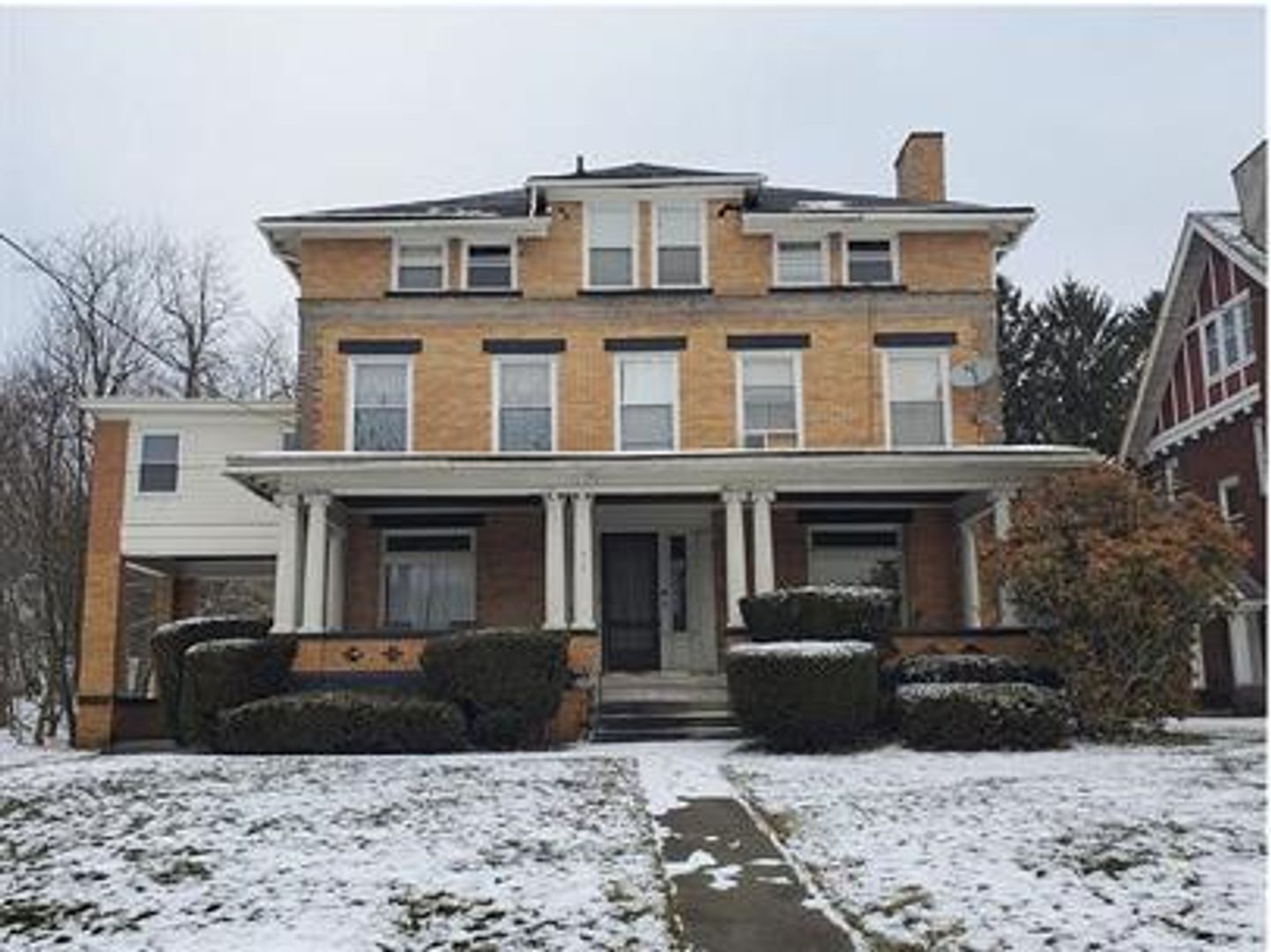 New Castle Apartment: 415 East Moody Ave