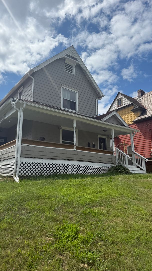 Sharon Apartment: 479 B Street