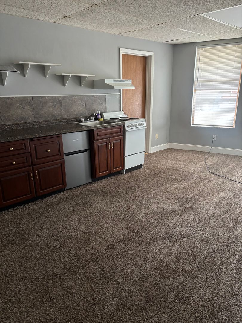 Sharon Apartment: 21 A N Water Ave