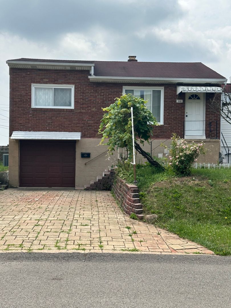 West Mifflin House: 302 Meadowlark Lane