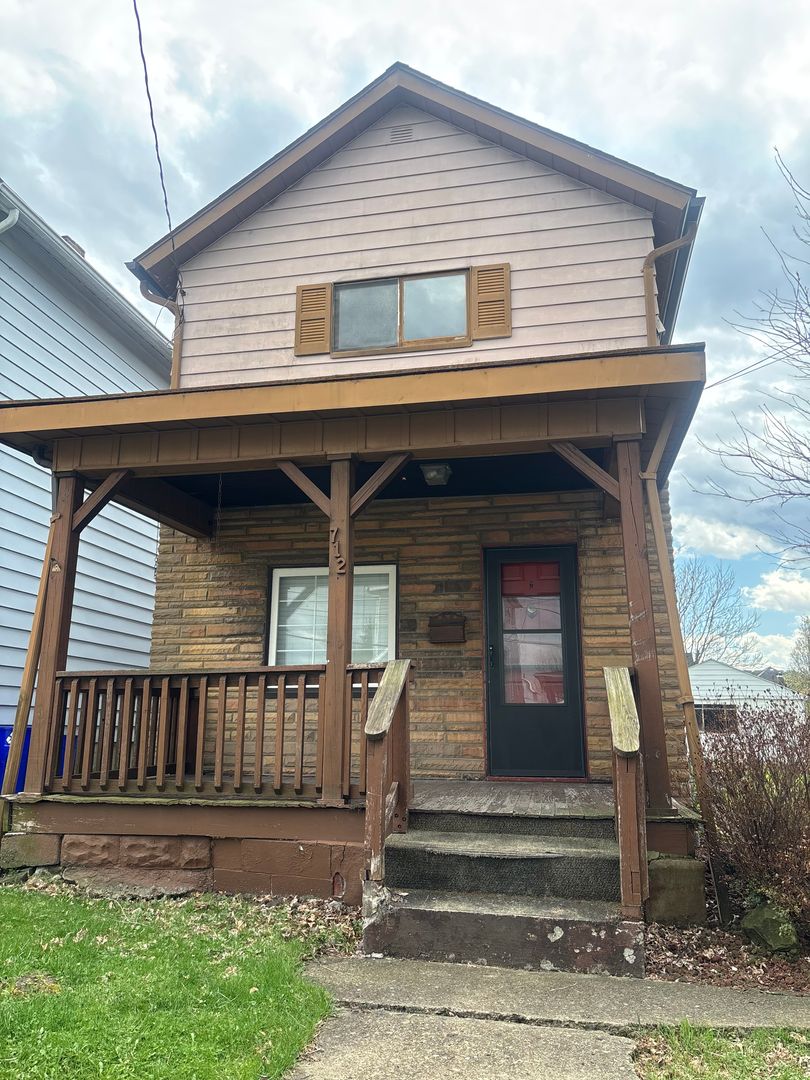 New Castle House: 712 E Reynolds Ave