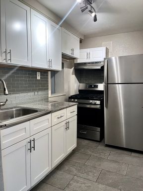 Great renovated apartment on California ave.! – photo 1