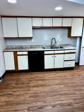 **Large 4 BR house in SS Flats! Dishwasher, Balcony, hardwood floors, close to shops, pets ok! – photo 1