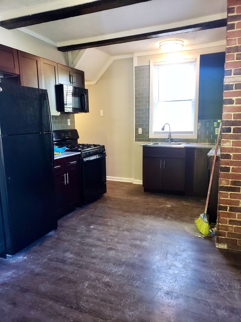 Pittsburgh House: 684 1/2 Forest Ave - House