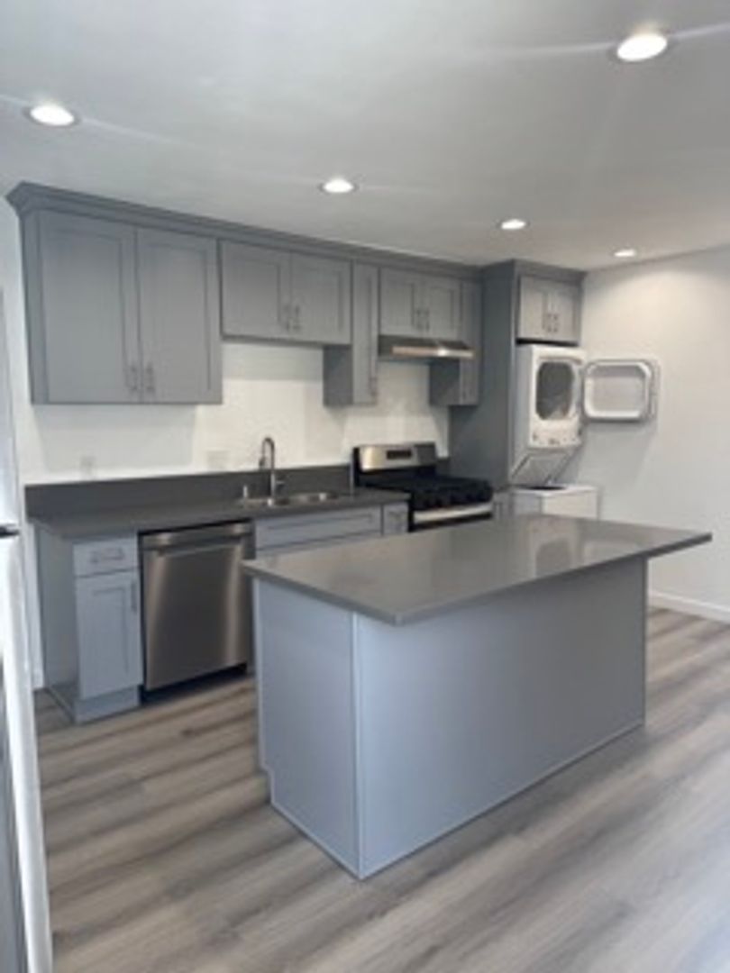 Los Angeles Apartment: 2561 Colorado Blvd