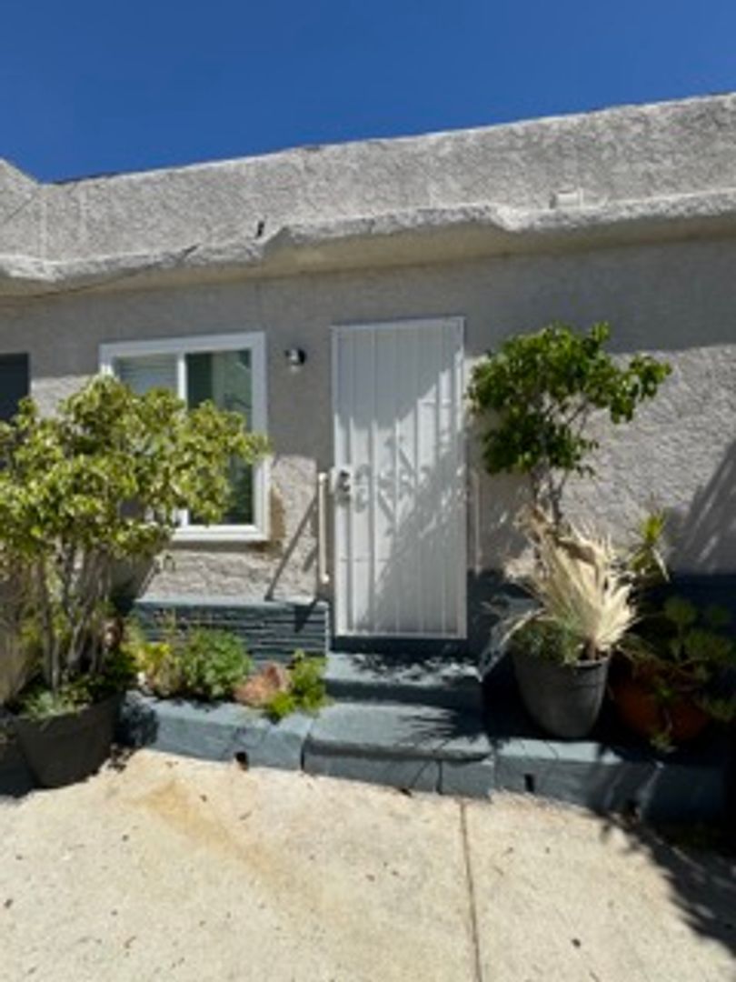 Los Angeles Apartment: 2561 Colorado Blvd