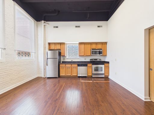 Nice Sized 1 Bedroom / 1 Bath in Washington Square West! – photo 1