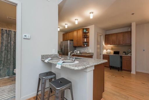 Spacious One Bedroom Apartment in Washington Square West! – photo 1