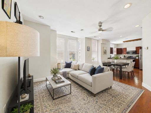 Modern Large 2 bed 1 bath with in unit laundry – photo 1