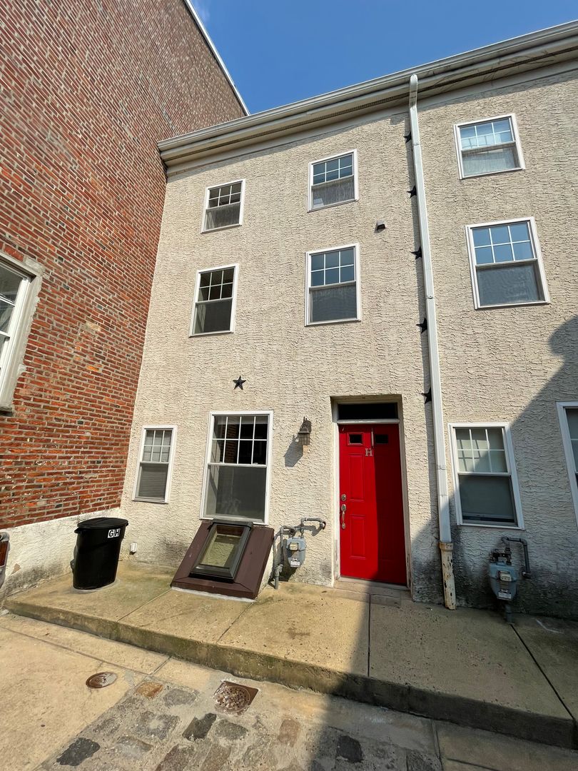 Phila House: 1027 N 4th St #H