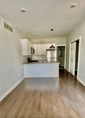 Lofted one Bedroom in University City – photo 1