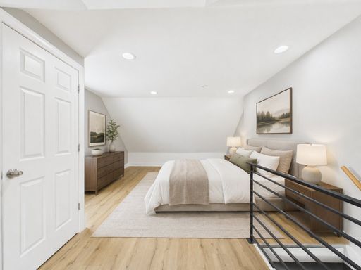 3 bed, 1.5 bath house with large yard – photo 1