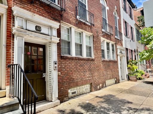 Darling One Bedroom in Washington Square West – photo 1