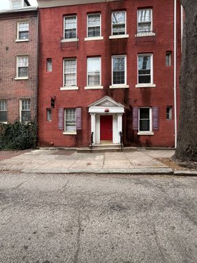 Cozy 1 Bedroom in Washington Square West! – photo 1