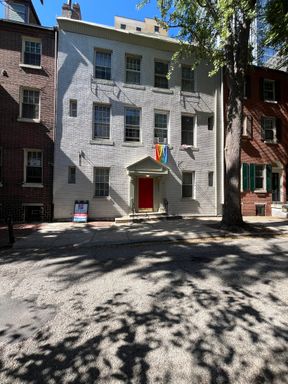 Bright One Bedroom Apartment in Washington Square West! – photo 1