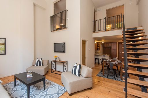 Bright Bi-Level Two Bedroom + Den Apartment in Washington Sq West! – photo 1