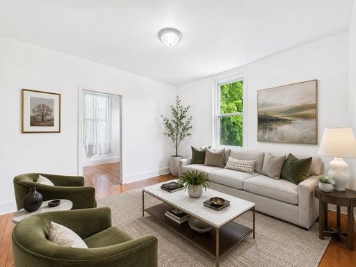 Bright 3 bed 1 bath with in unit laundry – photo 1