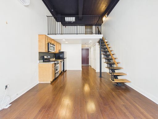 Bright One Bedroom Loft Steps from The Liberty Place! – photo 1