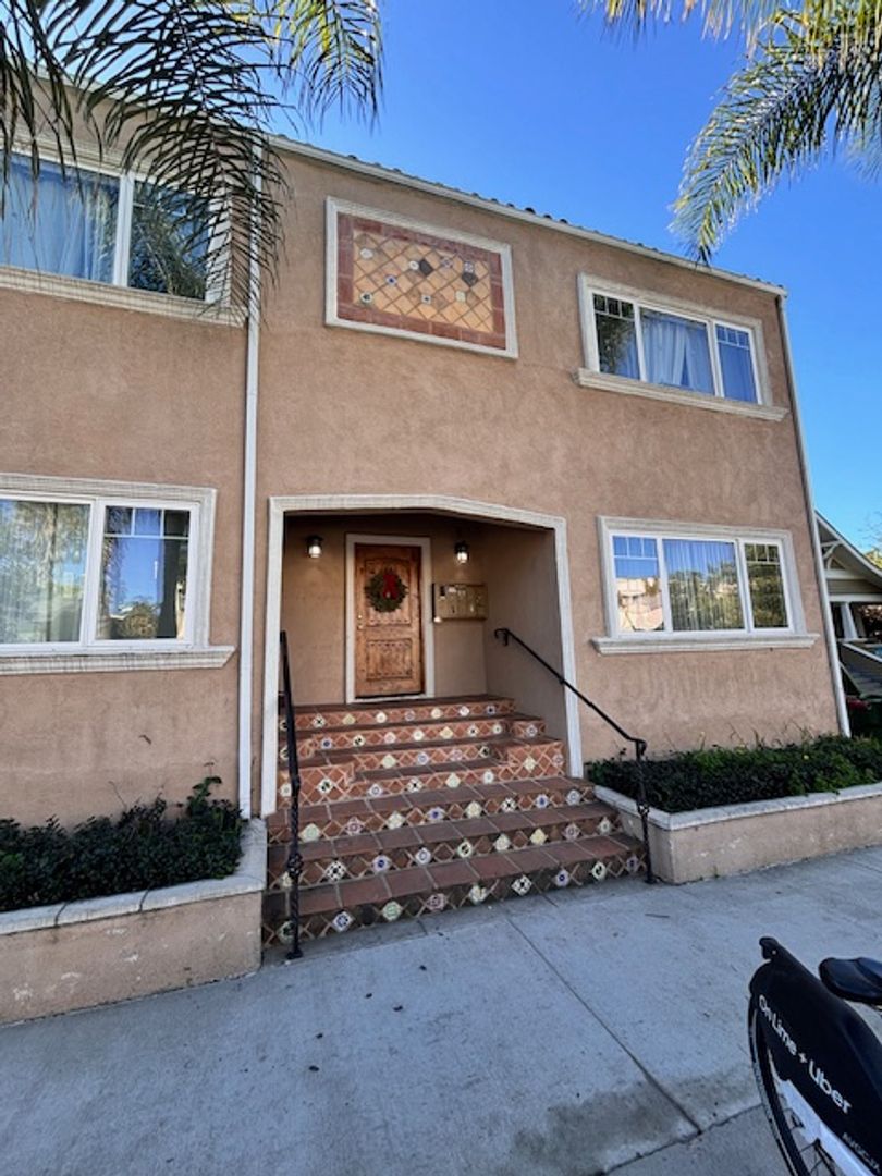 Los Angeles Apartment: 5722-24 Camerford Ave