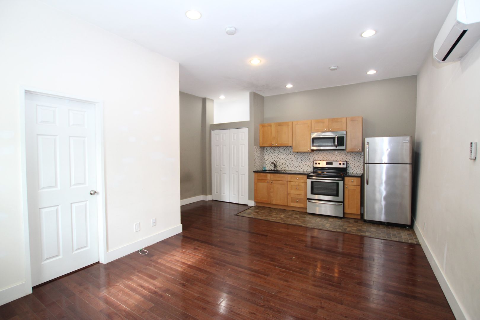 Philadelphia Apartment: 829 North 26th Street 1F