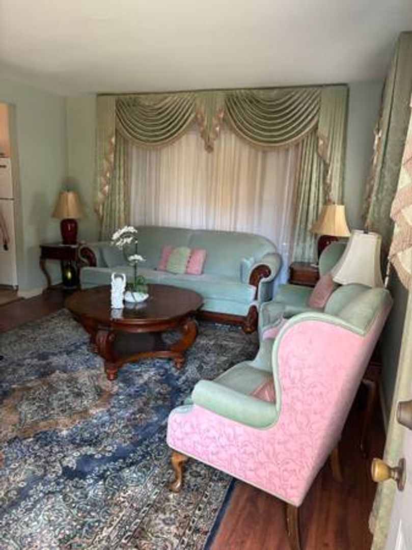 Long Beach House: 2817 East Broadway