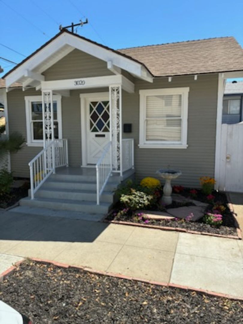 Long Beach House: 3020 E 17th Street