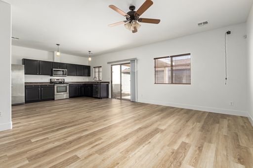 Fantastic 3 bedroom / 2.5 bathroom home in Peoria ready for an early July move-in!! – photo 1