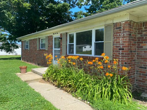 3 Bedroom, 2 Bathroom Home on Bloomington's Westside – photo 1