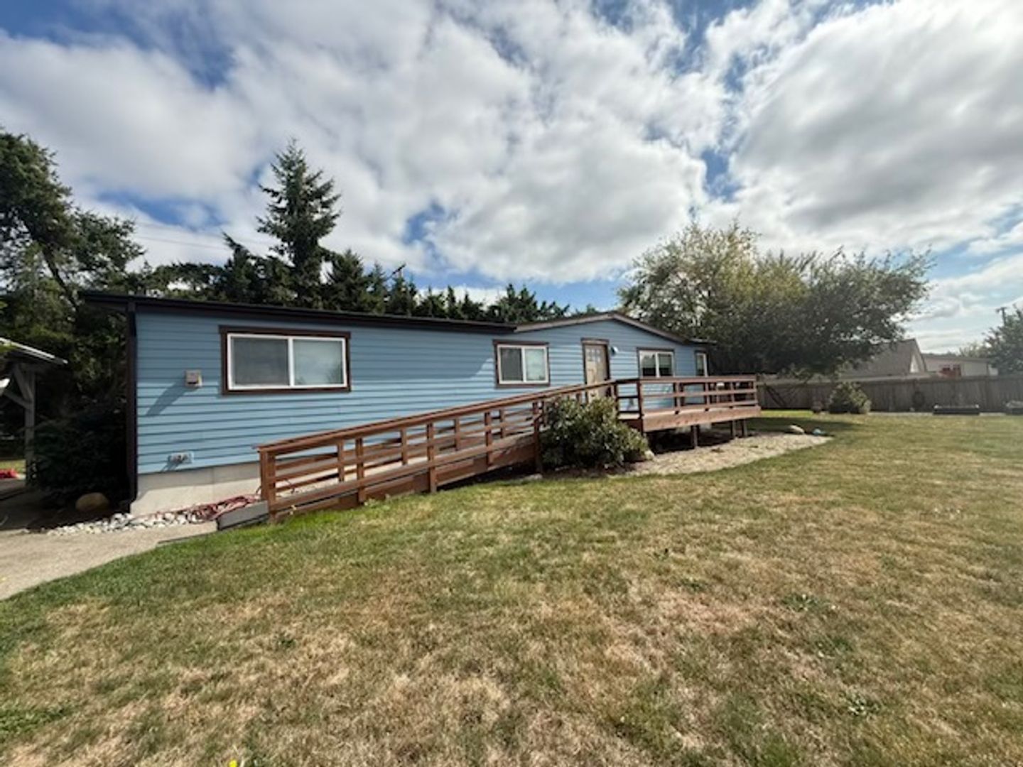 Burlington House: 18754 Fisherman's Loop