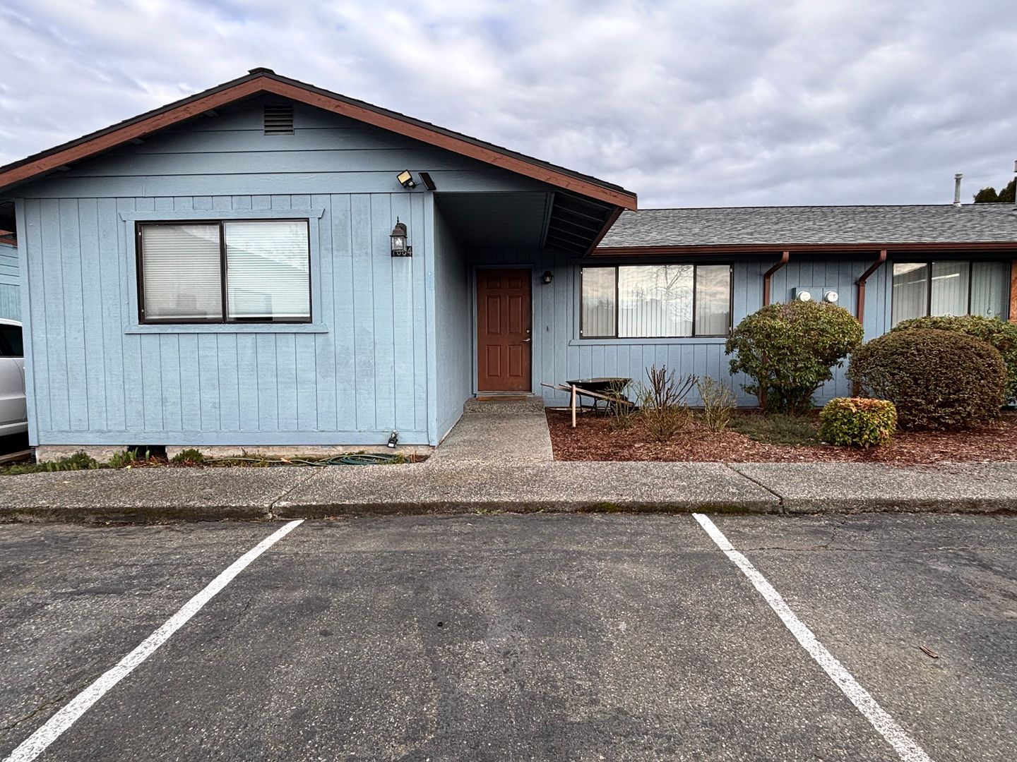Mount Vernon Apartment: 1802/1804 North 40th Place
