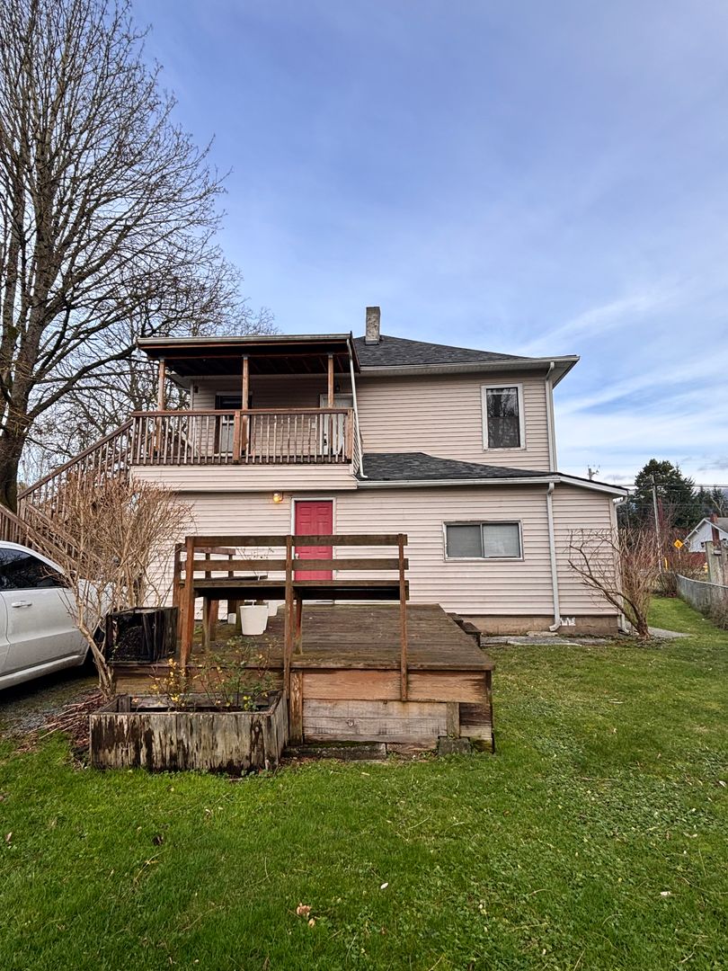 Sedro Woolley Apartment: 1129 E State Street #1&2