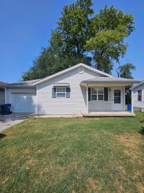 3 bedroom, 2 bath house with a fenced in yard! – photo 1